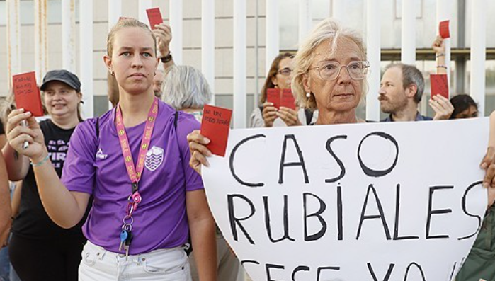 스페인왕립축구협회 앞에는 100여명의 사람들이 모여 루비알레스의 퇴진을 촉구하는 시위를 벌이기도 했다. 사진=연합뉴스