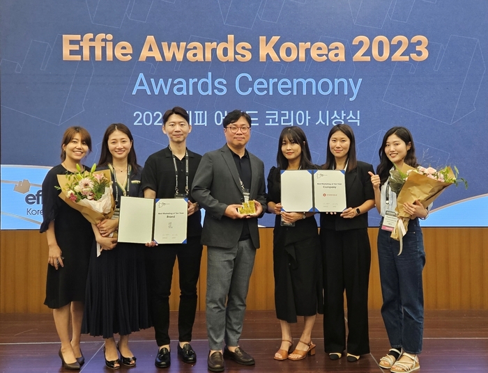 롯데칠성음료가 '2023 에피 어워드(Effie Awards) 코리아'에서 '올해의 특별상' 및 금상을 수상했다. 사진은 윤종혁 롯데칠성음료 주류 마케팅 부문장(가운데) 및 소주BM팀, 콘텐츠 마케팅팀.