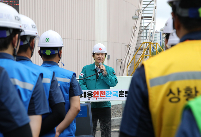 한국지역난방공사는 29일 경기 파주시 지사에서 행정안전부가 주관하는 2023년 제2회차 재난대응 안전한국훈련 첫 합동훈련을 실시했다. 정용기 한난 사장(가운데)이 인사말을 하고 있다.