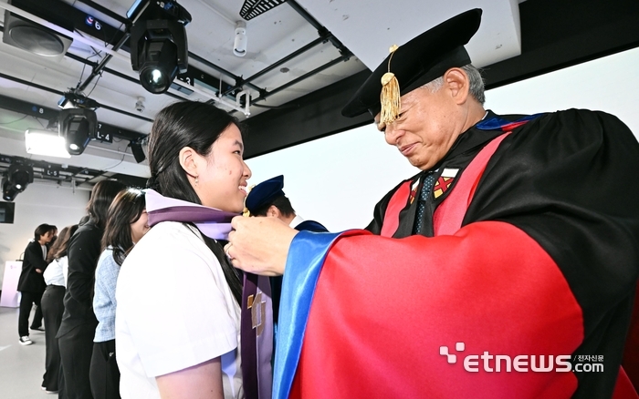 국내 최초 하이브리드 캠퍼스를 표방하며 세계를 돌아다니며 교육을 받는 태재대학교 입학식이 30일 서울 종로구 태재대 캠퍼스에서 열렸다. 염재호 태재대 총장이 신입생들에게 기념 스톨을 목에 걸어주고 있다. 이동근기자 foto@etnews.com