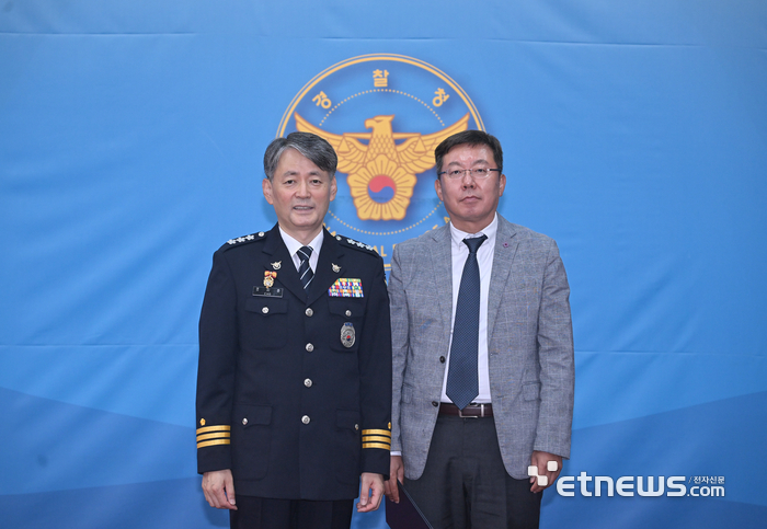 경찰청 정보화 자문위원회 발족식이 30일 서울 서대문구 경찰청에서 열렸다. 강병준 전자신문 대표가 조지호 경찰청 차장에게 위촉장을 받은 후 기념촬영 하고 있다.
 박지호기자 jihopress@etnews.com