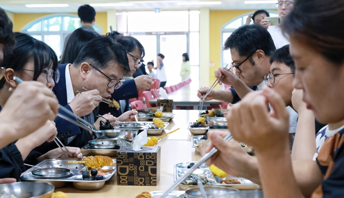 장상윤 교육부 차관이 30일 충남 부여 백제초등학교를 찾아 학교급식 현장점검을 실시했다. 사진은 간담회에 앞서 학생들과 급식을 먹는 장 차관의 모습.[교육부 제공]