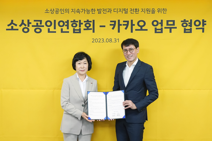 오세희 소상공인연합회장(왼쪽)과 홍은택 카카오 대표가 31일 서울 영등포구 소상공인연합회 대회의실에서 열린 업무협약식에서 기념촬영했다.(사진=소상공인연합회)