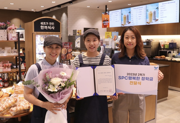 30일 파리바게뜨 안산본오스타점에서 SPC 행복한장학금 장학생으로 선발된 임가연 학생(가운데)이 가맹점 대표 및 SPC 행복한재단 관계자와 함께 기념촬영을 하고 있다.