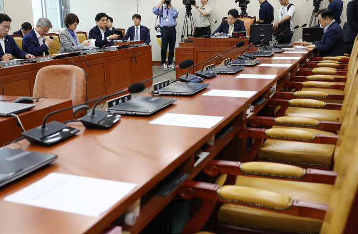 31일 국회에서 여당 의원들이 불참한 가운데 과학기술방송통신위원회 회의가 열리고 있다. 연합뉴스