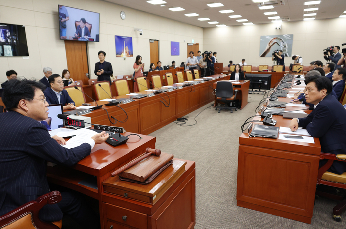 31일 국회에서 여당 의원들이 불참한 가운데 열린 과학기술방송통신위원회 회의에서 더불어민주당 조승래 의원이 장제원 위원장에게 항의를 하고 있다. 연합뉴스