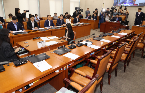 31일 국회 행정안전위원회에서 김교흥 위원장이 회의를 진행하고 있다. 이날 행안위는 '이태원 참사 특별법'을 야당 단독으로 처리했다. 국민의힘 의원들은 법안 의결에 반대하며 퇴장했다.