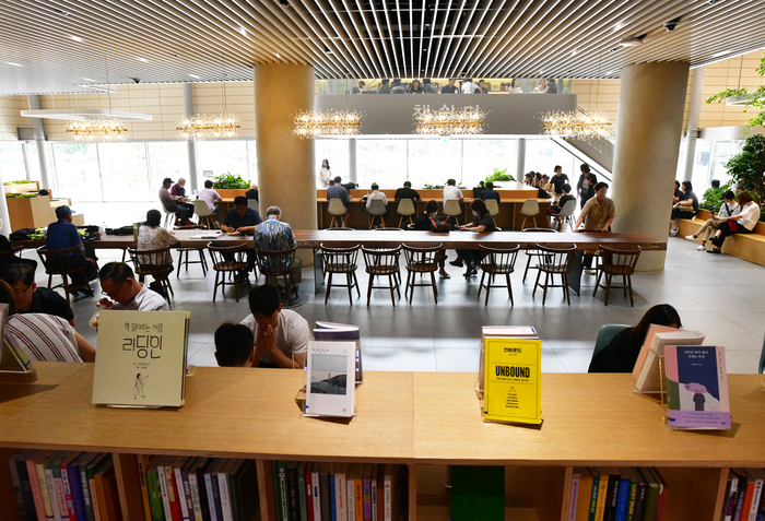 '서울시 건축상' 공공 부문 최우수상을 받은 노원구청 1층 로비 '노원책상' 모습. 사람들이 담소를 나누거나 책을 읽고 있다. 사진=노원구