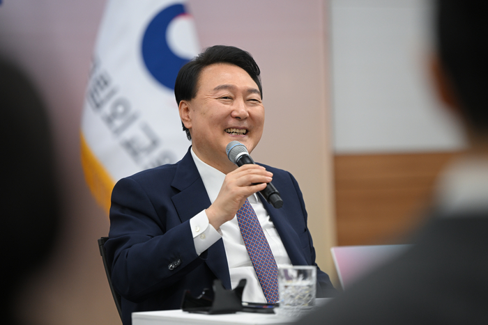 윤석열 대통령이 1일 서울 서초구 국립외교원에서 열린 차세대 외교관과의 대화에서 질의응답을 하고 있다. 대통령실 제공