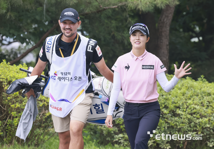 [포토] 버디 퍼트 성공하는 김재희