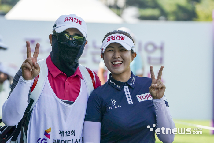 [포토] 밝은 미소로 브이하는 신유진