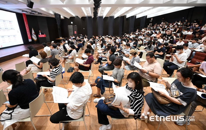 전자신문 교육섹션 에듀플러스가 주최하고 이티에듀가 주관하는 '2024 이공계 대학 입시 전략 설명회'가 9월 2일 서울 서초구 호반파크 2관에서 열렸다. 설명회에 참석한 학부모들이 발표를 경청하고 있다. 김민수기자 mskim@etnews.com