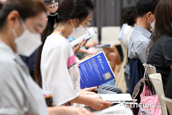 전자신문 교육섹션 에듀플러스가 주최하고 이티에듀가 주관하는 '2024 이공계 대학 입시 전략 설명회'가 지난 2일 서울 서초구 호반파크 2관에서 열렸다. 설명회에 참석한 학부모들이 발표를 경청하고 있다. 김민수기자 mskim@etnews.com