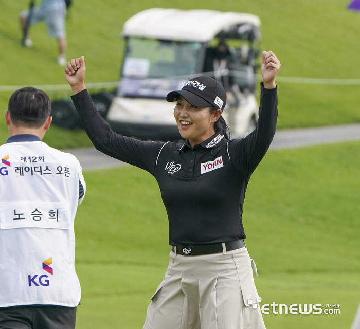 [포토] 두 손을 들고 기뻐하는 서연정