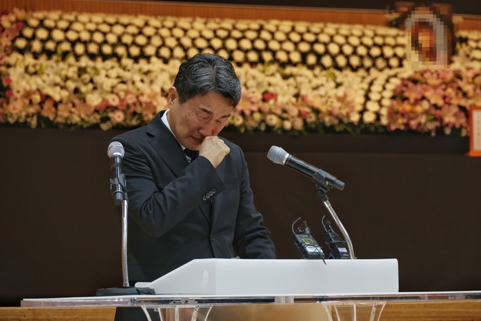 이주호 부총리가 4일 서울 서이초 사망 교사 49재 추모식에서 추모사를 하던 중 눈물을 흘리고 있다.[교육부 제공]