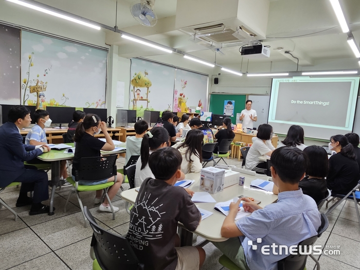 광주지산초등학교 6학년 학생들이 스마트 홈키트 작동법 등에 대해 배우고 있다.