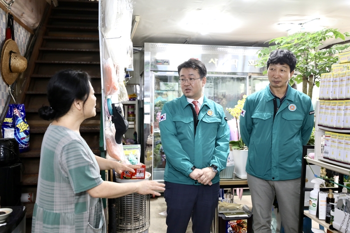 오기웅 중소벤처기업부 차관(왼쪽 두 번째)이 5일 충남 공주시를 방문해 지난 여름 집중호우로 피해를 입은 소상공인을 만나 복구 상황을 확인했다.(사진=중소벤처기업부)