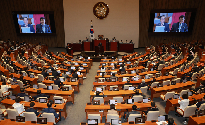 한덕수 국무총리가 5일 서울 여의도 국회에서 정치 분야에 관한 대정부질문에서 더불어민주당 설훈 의원의 질의에 답하고 있다. 연합뉴스