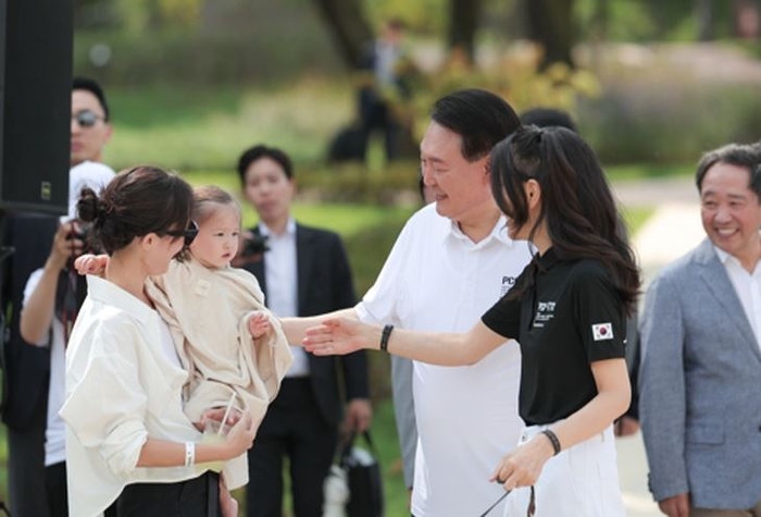 윤석열 대통령과 김건희 여사가 지난 8월 서울 용산어린이정원 내 조성된 분수정원에서 열린 다둥이가족 초청행사에 깜짝 방문, 어린이와 인사를 나누고 있다. 사진=대통령실 제공