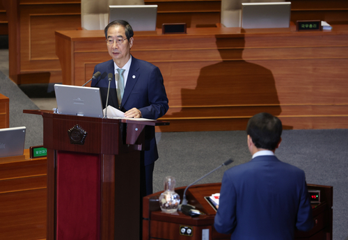 한덕수 국무총리가 6일 국회에서 열린 본회의 대정부질문에서 국민의힘 성일종 의원의 질의에 답하고 있다.