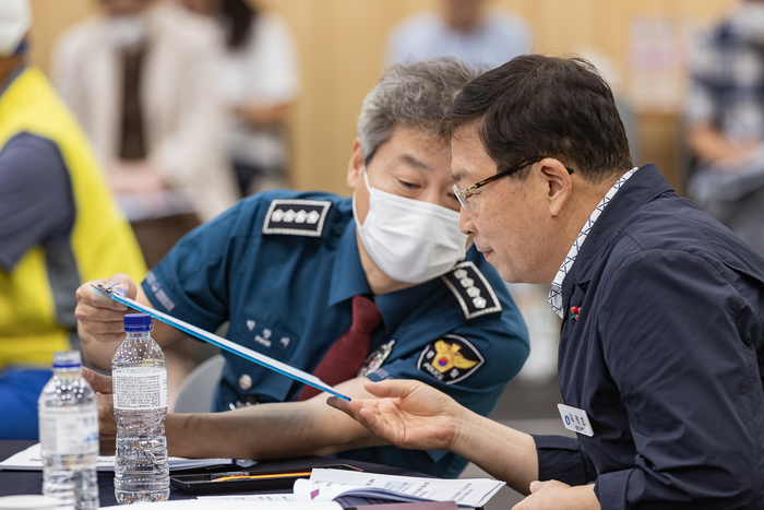 지난 5일 열린 '2023년 서울 광진구 지역치안협의회'에서 김경호(오른쪽) 광진구청장과 박창지 광진경찰서장이 범죄 사전 예방체계 강화 방안을 논의하고 있다. 사진=광진구