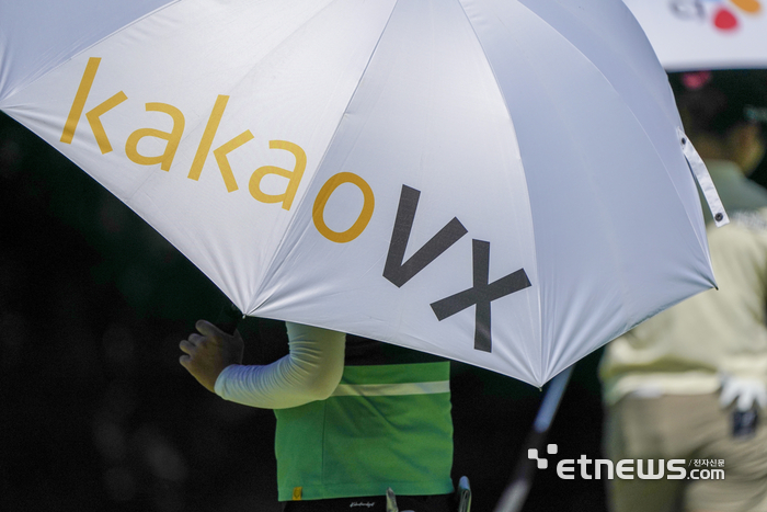 [포토] 한진선, 더위를 식혀주는 소중한 우산