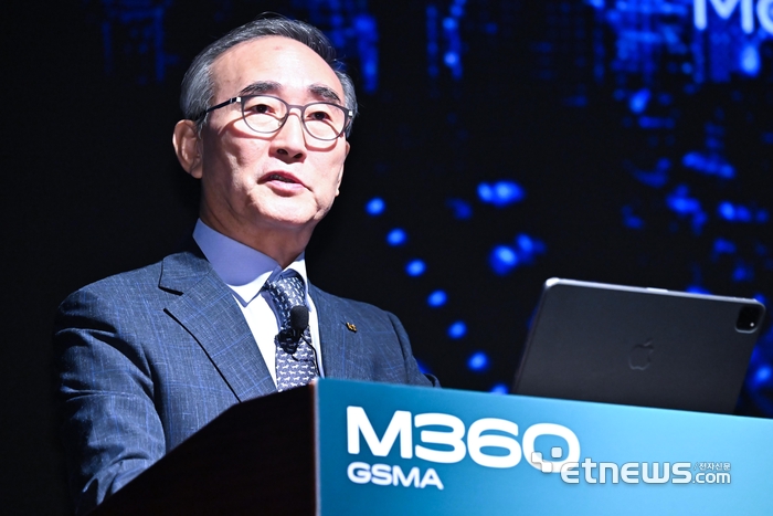 GSMA M360 아시아태평양 콘퍼런스가 7일 서울 중구 웨스틴조선 호텔에서 열렸다. 김영섭 KT 대표가 기조연설 하고 있다. 이동근기자 foto@etnews.com