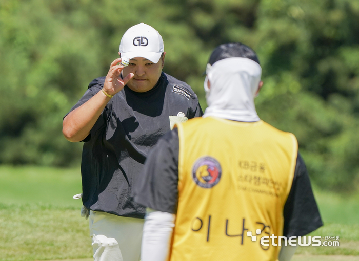 [포토] 버디 퍼트 성공하는 이나경