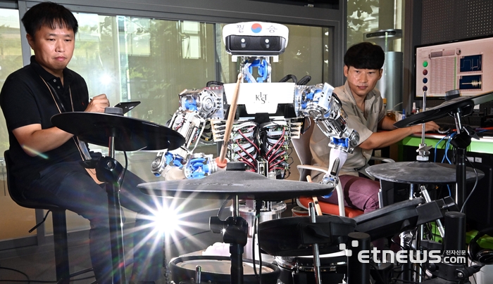 드럼치는 로봇 '모펫'