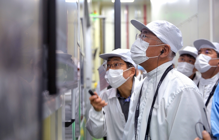 정의선 회장이 현대차그룹-LG에너지솔루션 인도네시아 합작공장을 찾아 배터리셀 조립공정을 점검하고 있다.