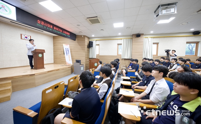 도성훈 인천시교육감이 지난 8일 '성공시대로 찾아가는 사제동행'의 일환으로 인천연송고를 찾아 학생대표들과 함께 소통하고 있다.