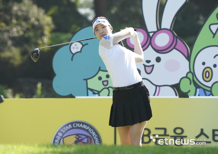 [포토] 안전하게 티샷하는 권서연