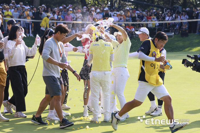 [포토] 박지영, 우승 축하 물세례