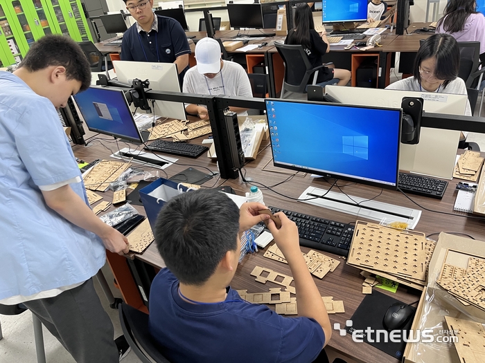 제2회 서울인공지능고 드림업 AI 캠프에 참여한 학생들이 아두이노를 활용해 AI 체험을 하고 있다.