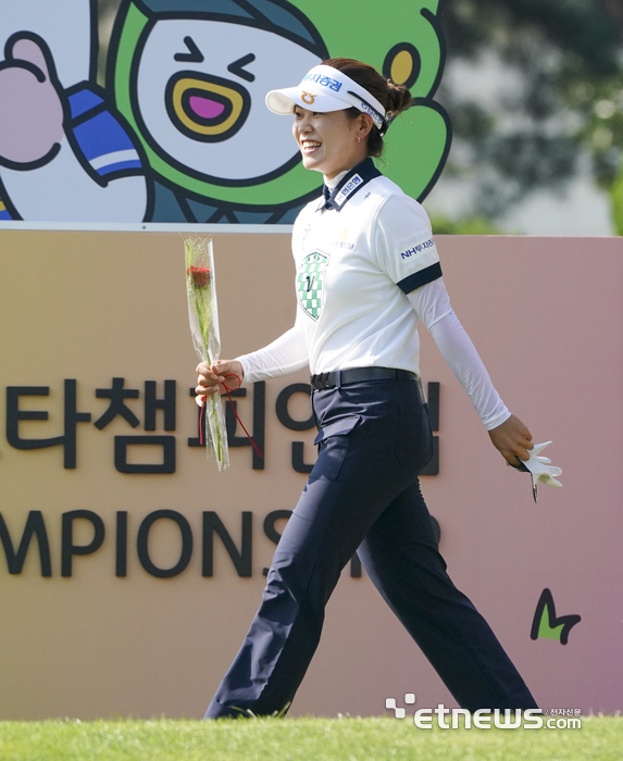 [포토] 박민지, 꽃 받아서 기분 좋아요