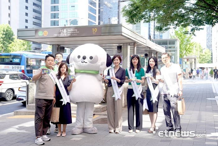 애큐온저축은행 금융소비자보호팀과 애큐온 ESG앰버서더 슈몽이가 선릉(애큐온저축은행)역 인근에서 '보이스피싱 피해 예방 가두 캠페인'을 하고 기념촬영했다.