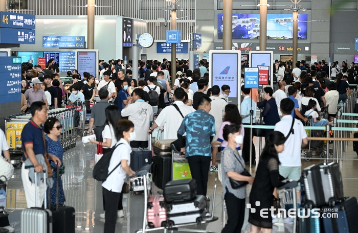 지난 7월 31일 인천국제공항 제1터미널이 성수기를 맞아 이용객으로 붐비고 있다.