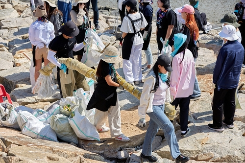 지난 8일 인천 영종도 남측 방조제에서 우아한형제들 및 러쉬코리아 구성원들이 함께 해변 정화 봉사활동을 진행하고 있다. [자료:우아한형제들]