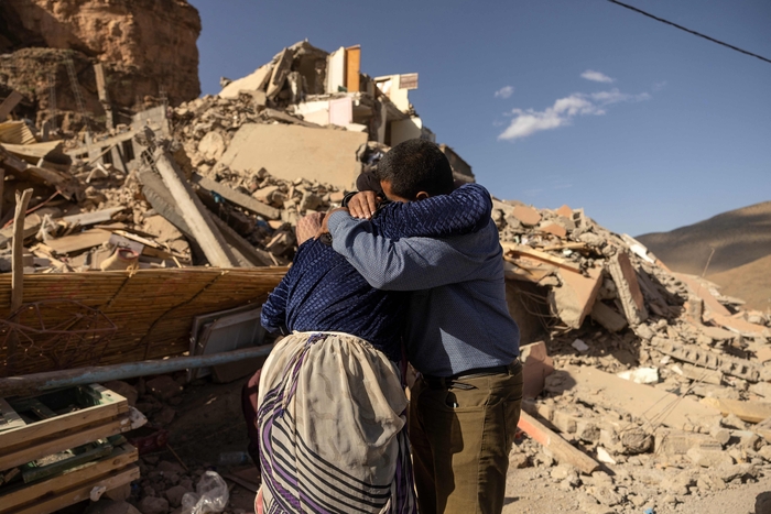 지난 8일(현지시간) 규모 6.8 지진이 발생한 모로코에서 살아남은 가족이 껴안고 있다. 사진=AFP 연합뉴스