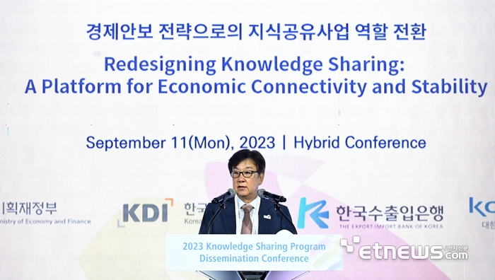 환영사 하는 조동철 KDI 원장