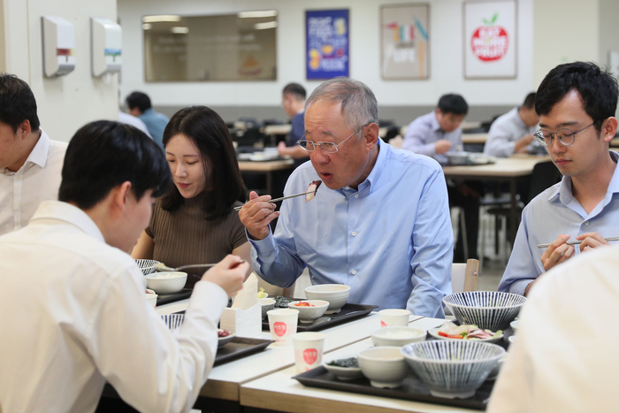 류진 전경련 회장이 11일 서울 영등포구 전경련회관 구내식당에서 수산물로 구성된 메뉴로 임직원들과 식사하고 있다.