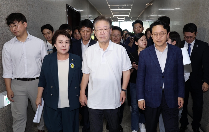 단식 중인 더불어민주당 이재명 대표가 11일 국회 당 대표실에서 나와 천막농성장으로 이동하고 있다. 연합뉴스