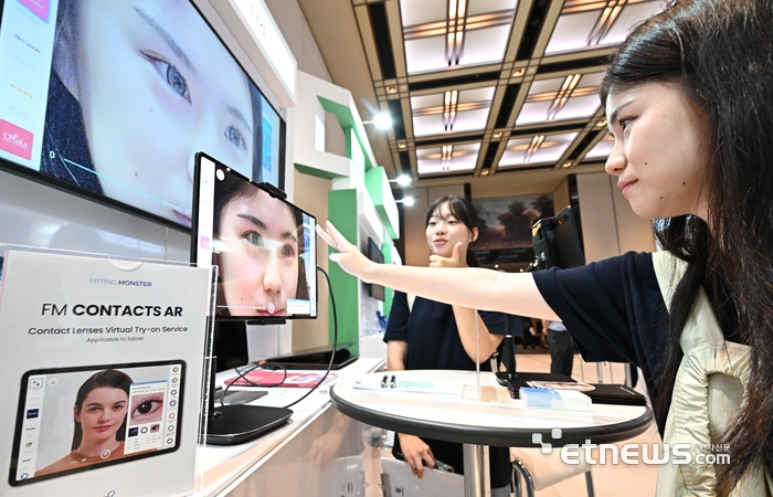 산업통상자원부가 주최하고 KOTRA와 전자신문이 공동 주관한 정보통신기술(ICT) 분야 대표 수출 상담회 '글로벌 모바일 비전 2023'이 12일 서울 용산구 그랜드 하얏트호텔에서 열렸다. 참관객이 인터비젼의 안경과 컬러 렌즈 가상 피팅 솔루션 '피팅 몬스터'를 체험하고 있다. 이동근기자 foto@etnews.com