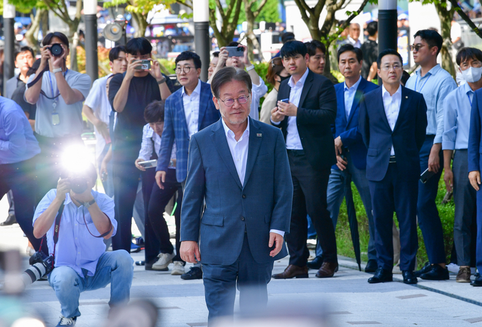 더불어민주당 이재명 대표가 '쌍방울 그룹 대북 송금' 의혹 관련 피의자 신분으로 조사를 받기 위해 12일 오후 경기도 수원시 영통구 수원지방검찰청으로 출석하고 있다. 연합뉴스