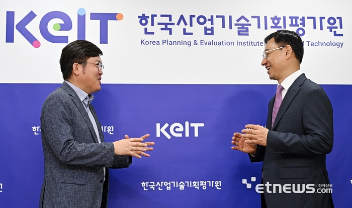 전윤종 KEIT 원장(오른쪽)과 양종석 전자신문 정치정책부 부장