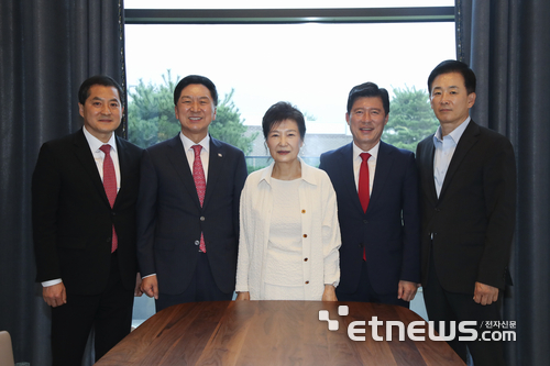 국민의힘 김기현 대표가 13일 오후 대구 박근혜 전 대통령 사저에서 박 전 대통령을 만났다. (왼쪽부터)박대출 정책위의장, 김 대표, 박 전 대통령, 구자근 당 대표 비서실장, 유영하 변호사. 국민의힘 제공