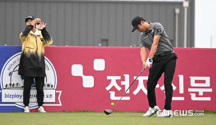 [비즈플레이 전자신문 오픈] 김민수 선수 아내인 캐디와 함께