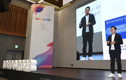 배경훈 LG AI연구원장이 14일 서울 강서구 LG사이언스파크에서 열린 LG 소프트웨어 개발자 콘퍼런스에서 기조연설을 하고 있다.