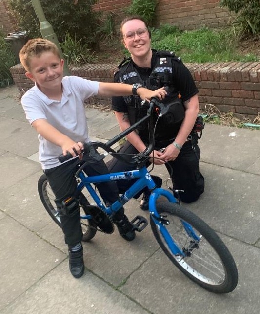 영국 햄프셔주 고스포트 경찰 해리엇 테일러와 그에게 자전거를 빌려준 소년. 사진=고스포트 경찰 페이스북