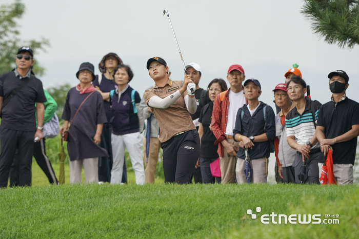 [포토] 카트도로 근처에서 세컨드 샷하는 방신실